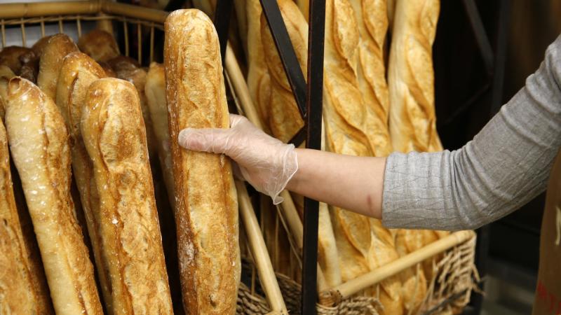 Los franceses aprenden a reciclar el pan viejo como cerveza y combustible